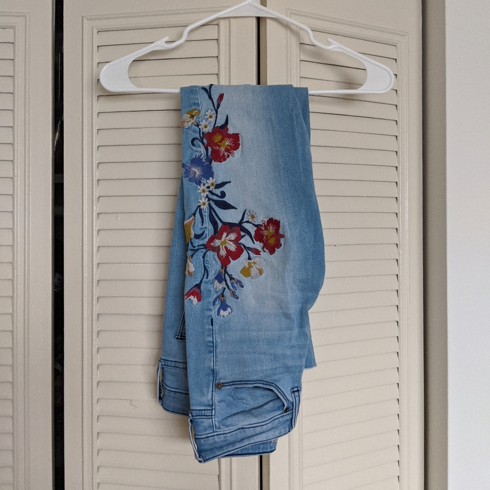 HOST PICK 🎉Universal Thread Embroidered Jeans